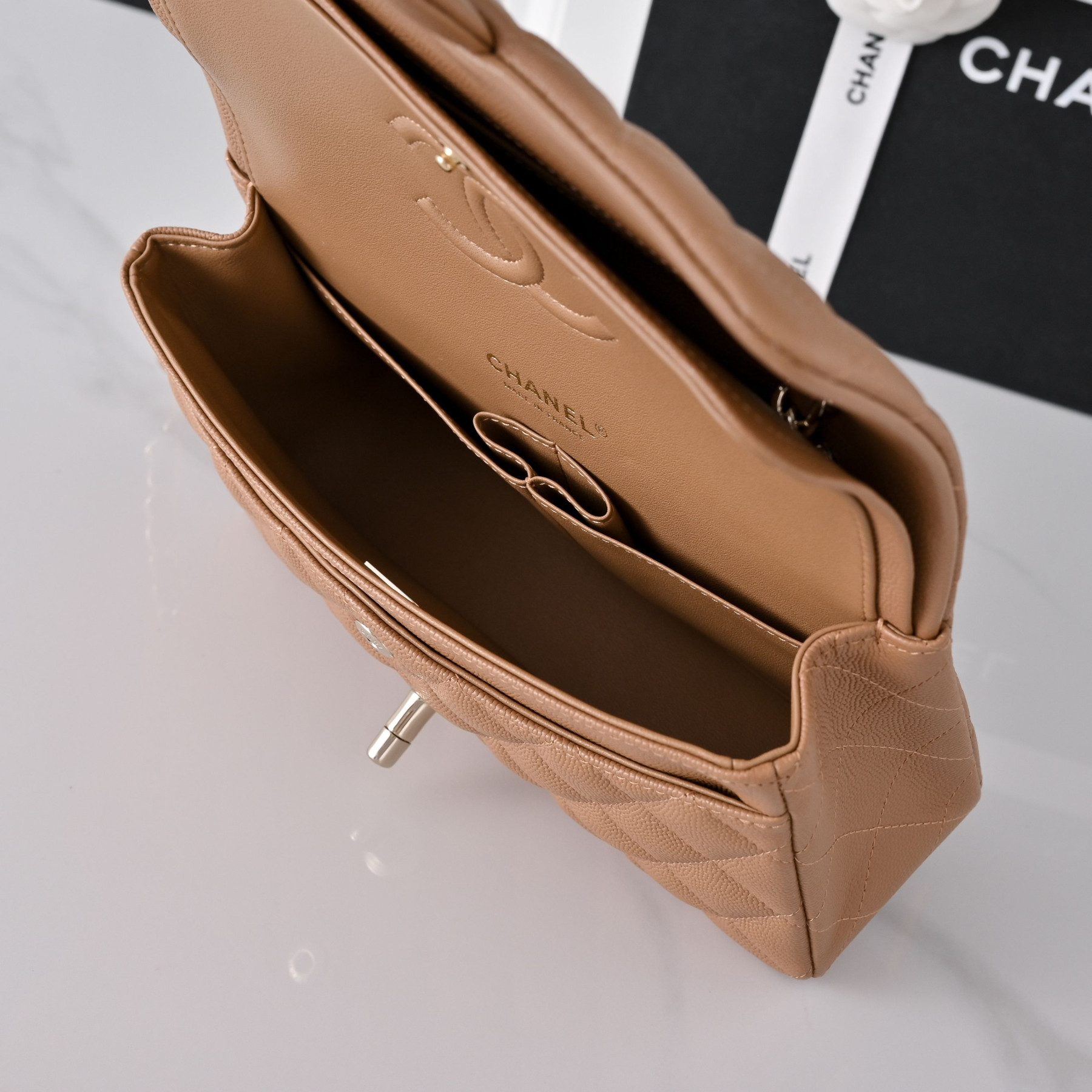 Ch**el classic flap handbag caramel with light gold hardware and caviar leather a01113 23x14.5x6cm