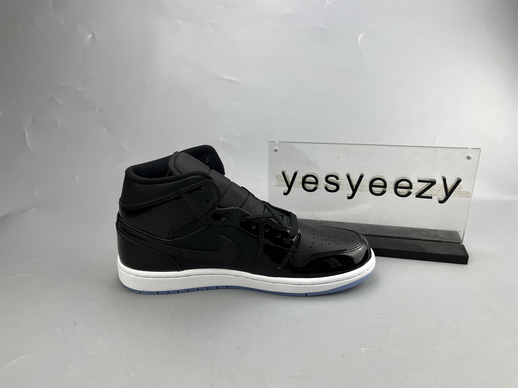 UA AIR JORDAN 1 MID SE 
