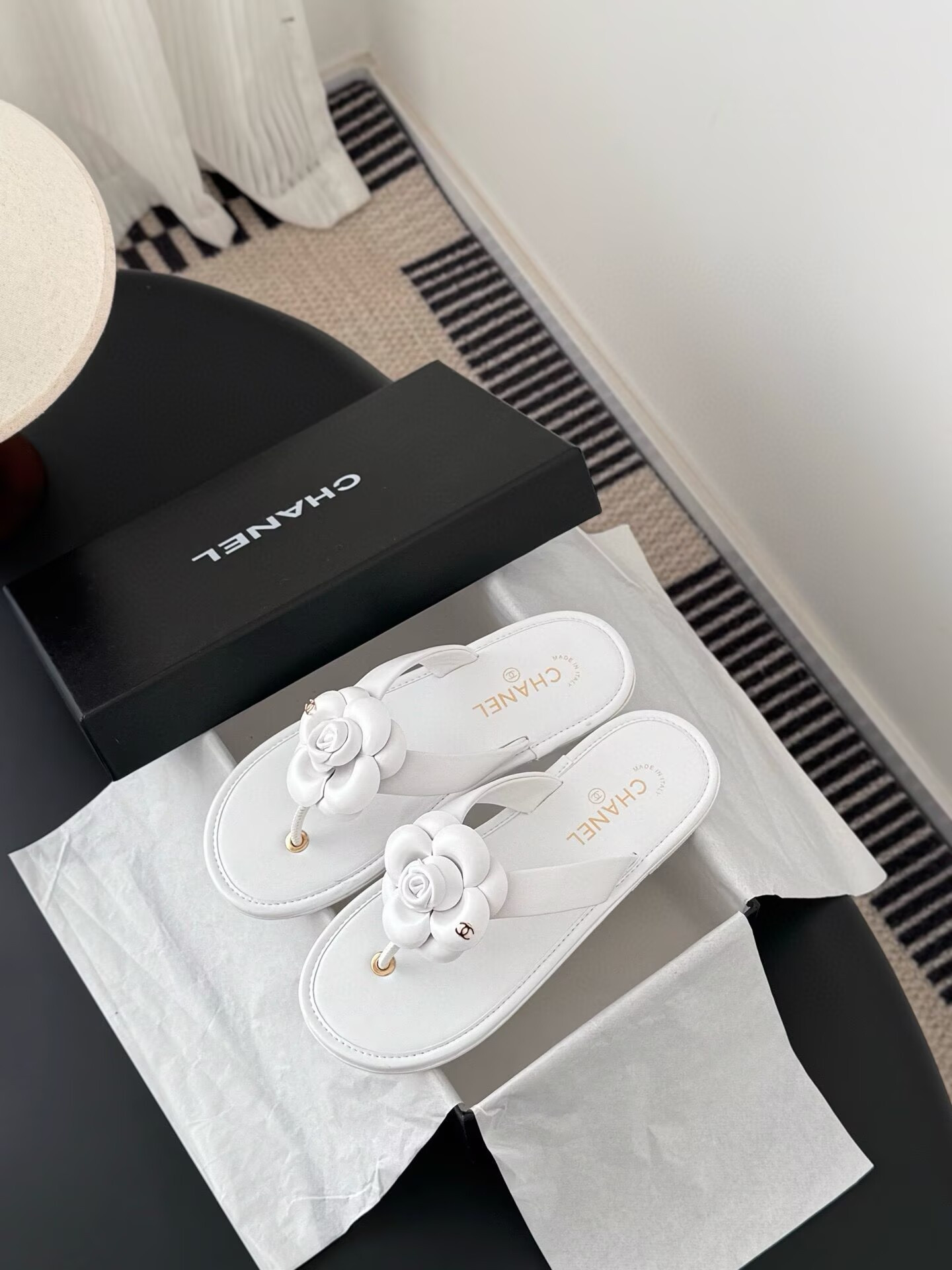 ua Ch**el thongs slides