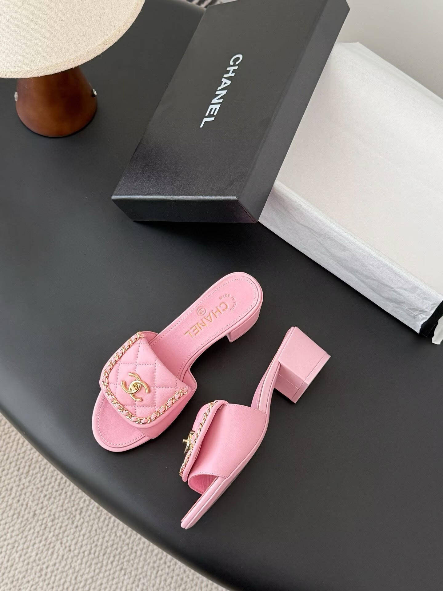 ua Ch**el slippers