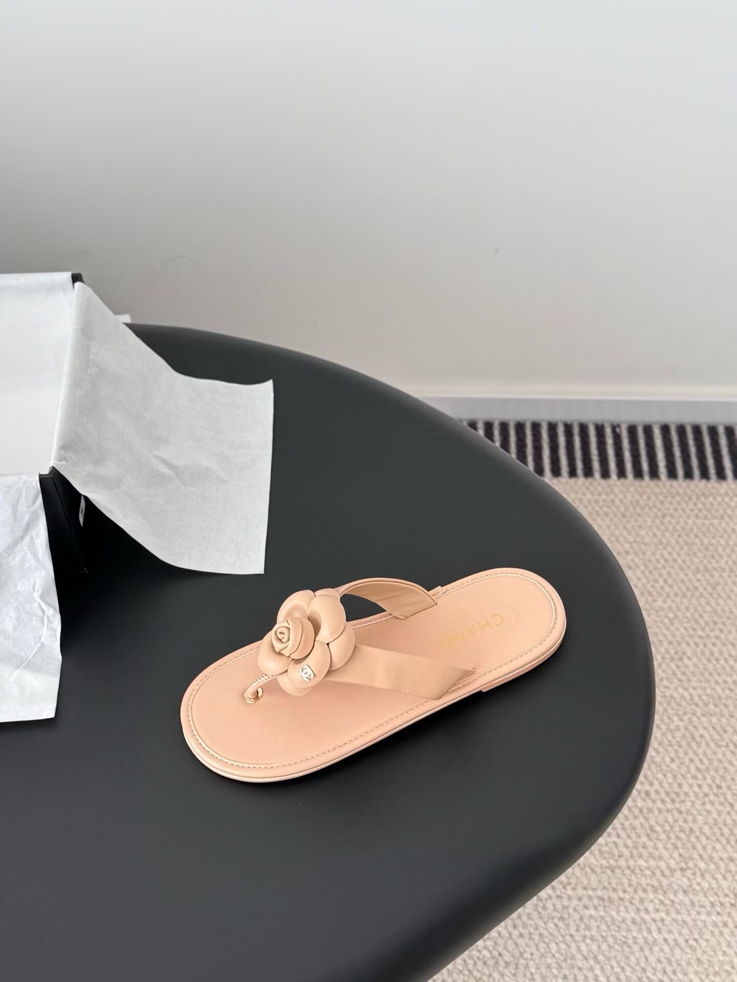 ua Ch**el thongs slides
