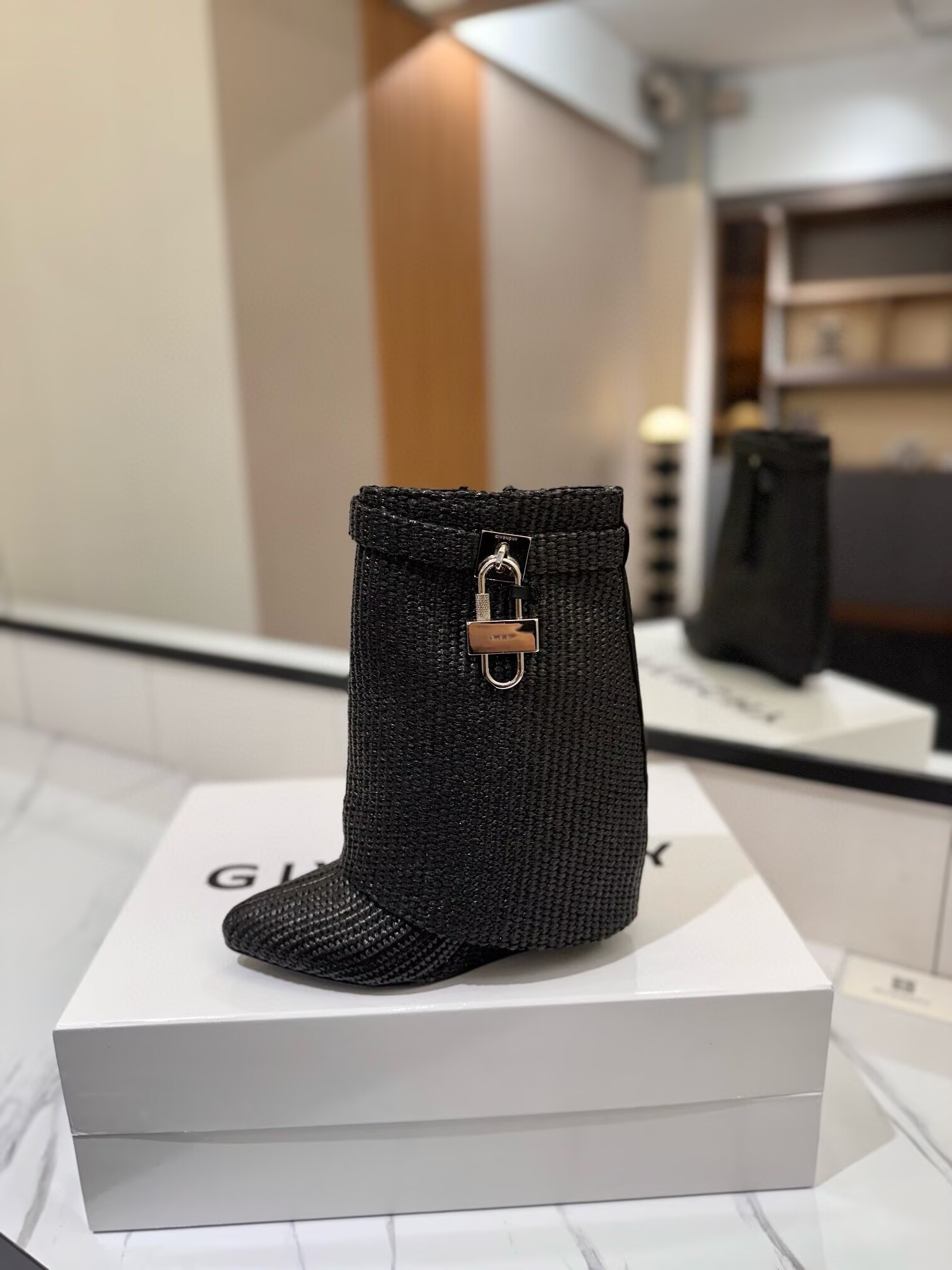 ua G1uenchy boots