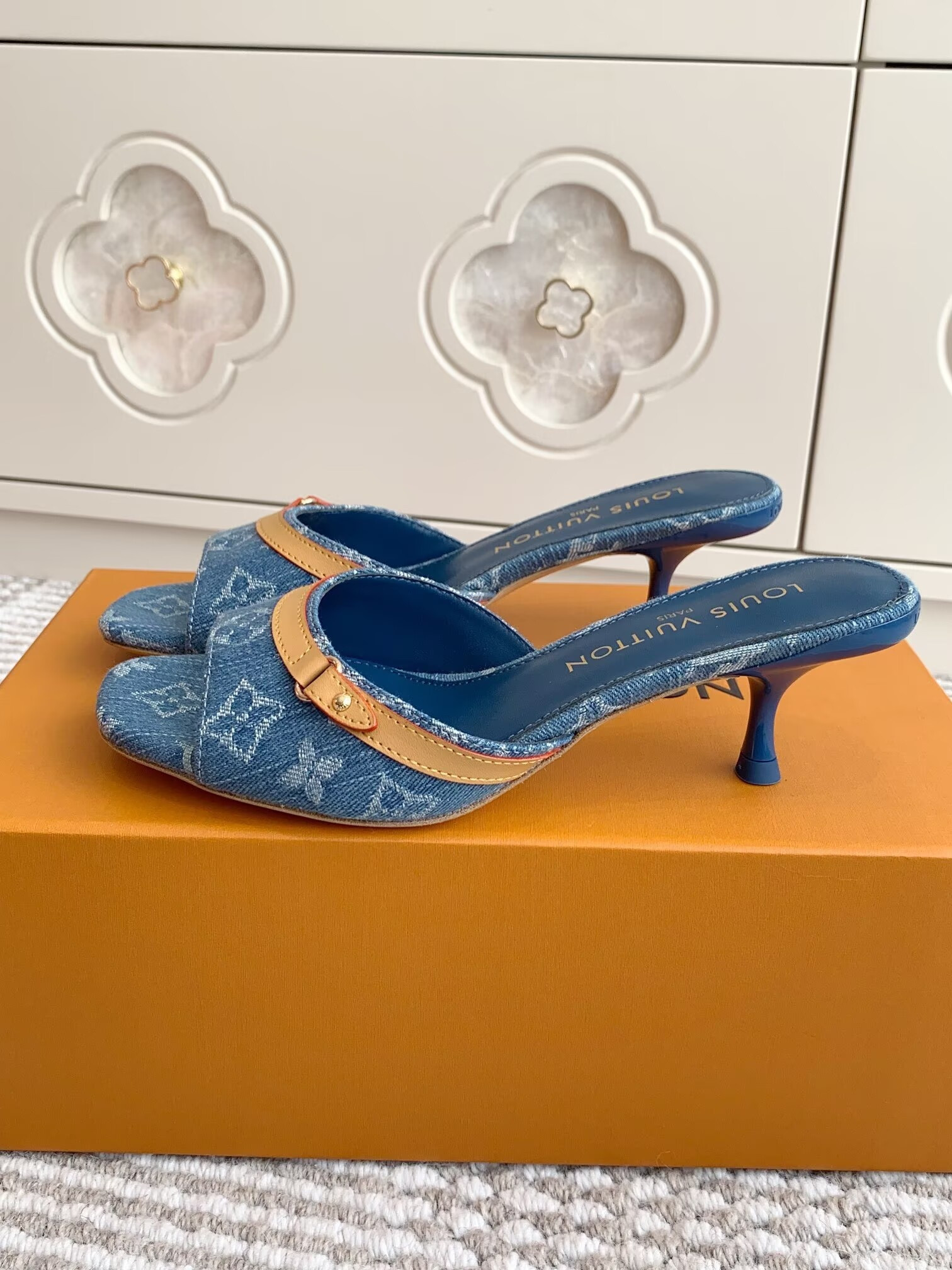 UA LV 6AM Mule