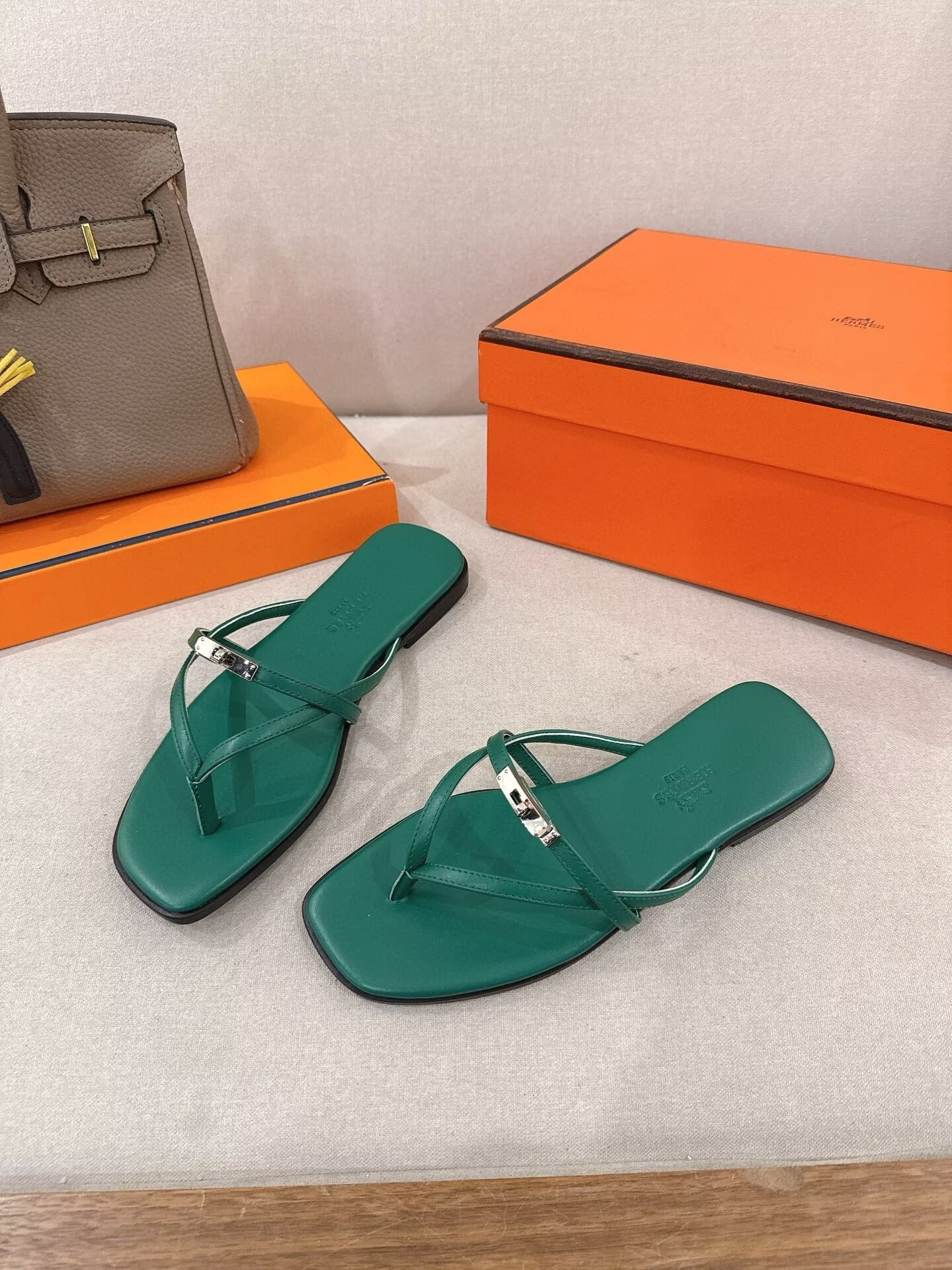 ua H**me5 miss sandals