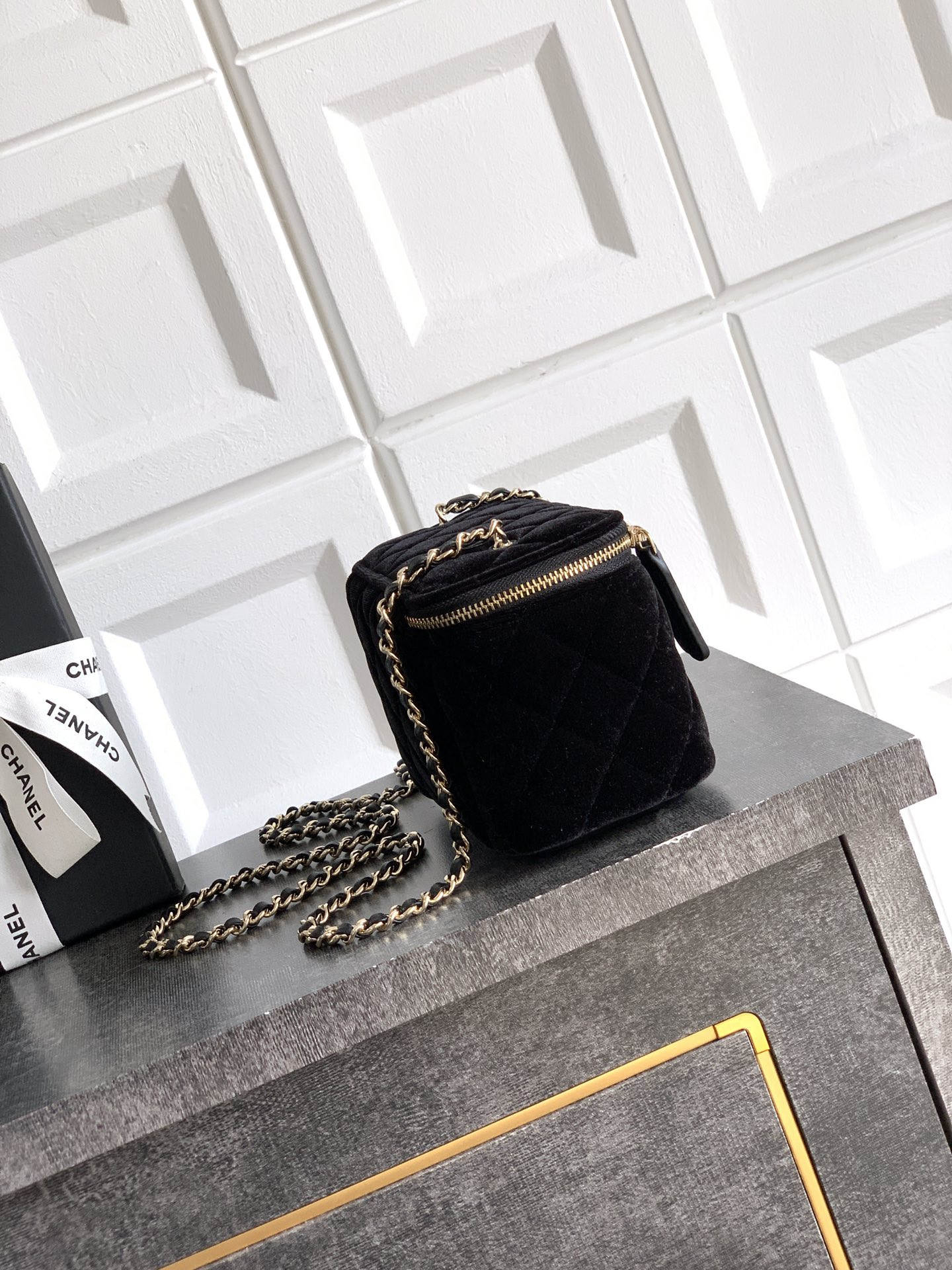 Ch**el vanity with chain 9.5x17x8cm