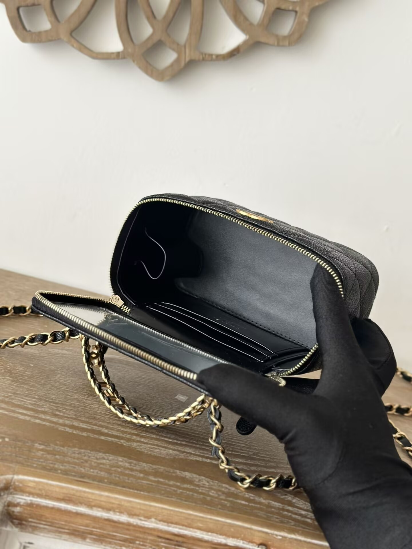 Ch**el vanity with chain 9.5x17x8cm
