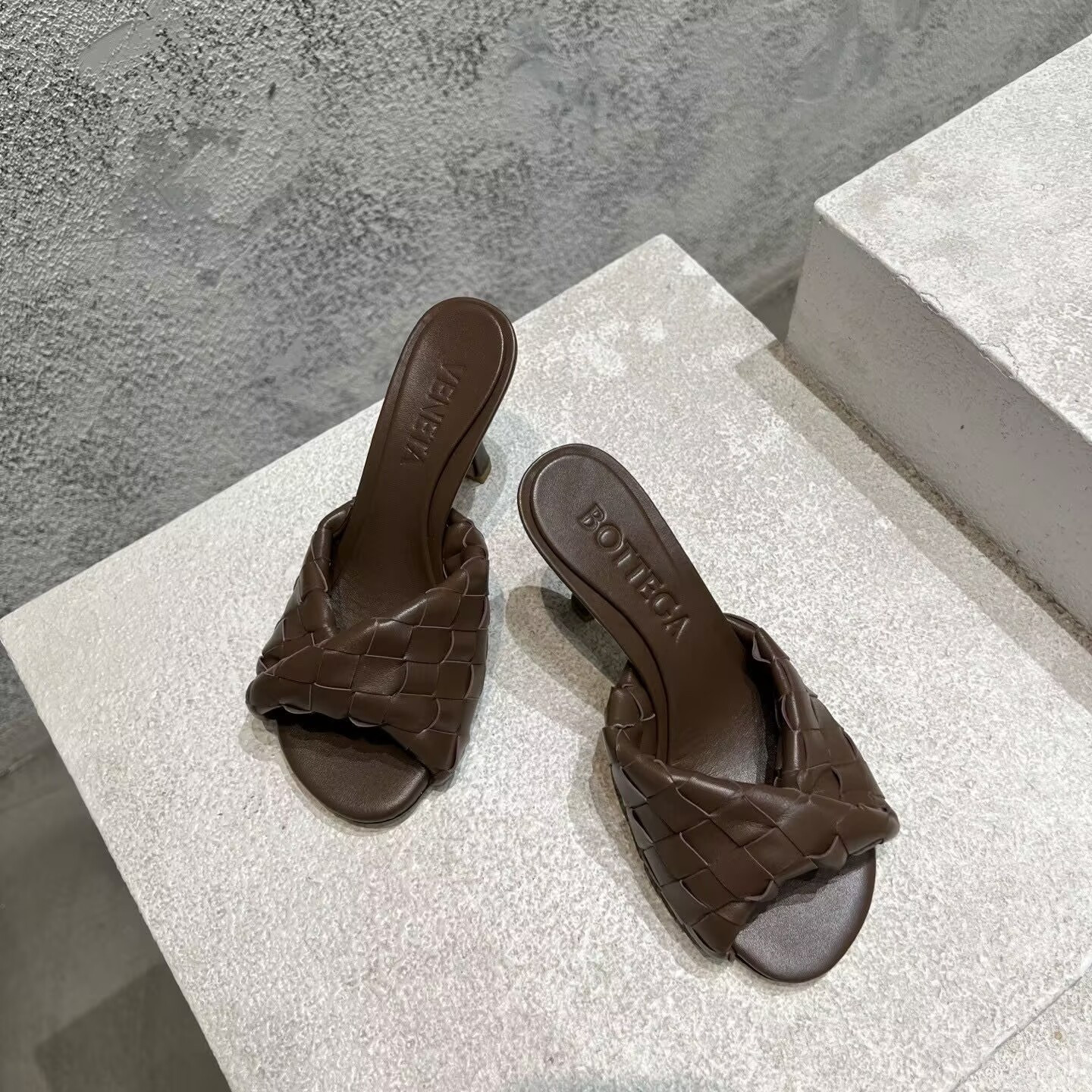 UA B0tt*ga Ven*ta Blink Slides