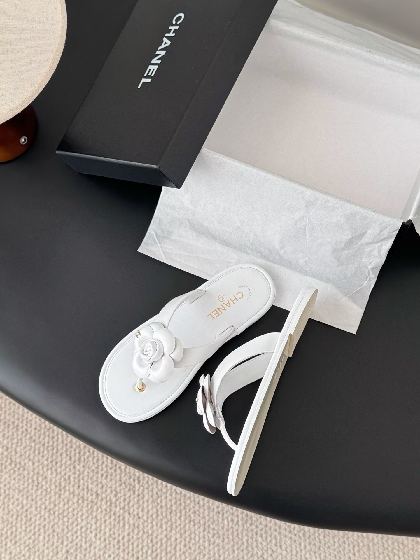 ua Ch**el thongs slides