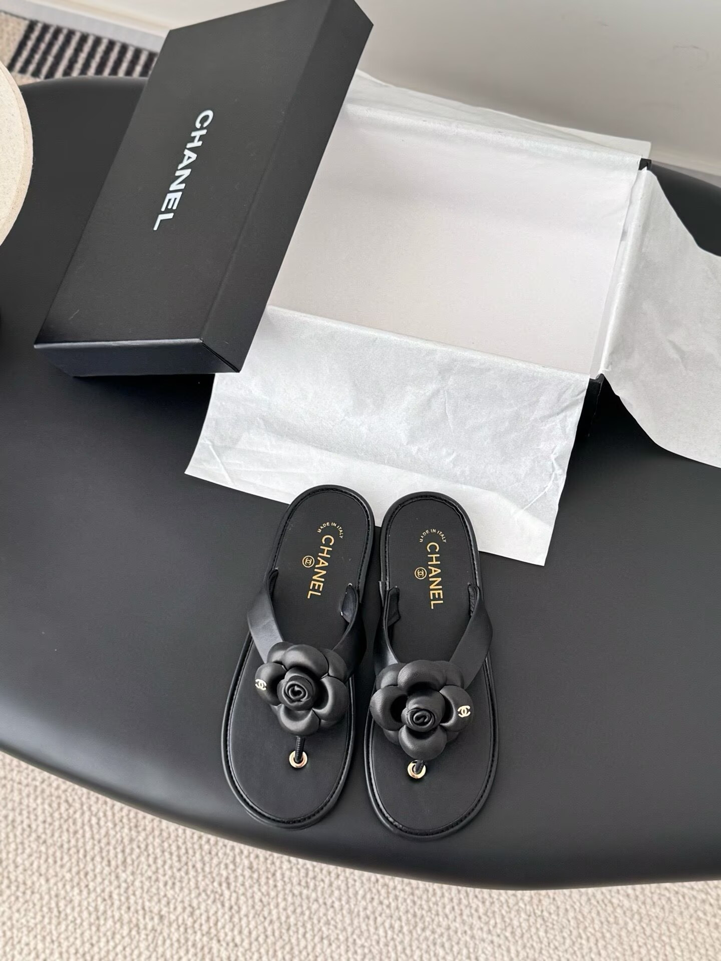 ua Ch**el thongs slides