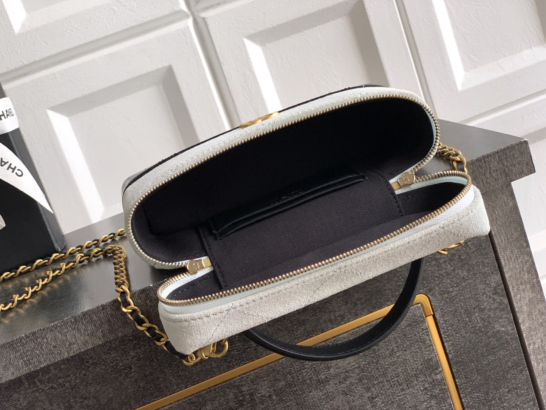 Ch**el vanity with chain ap5186 17x19.5x5cm