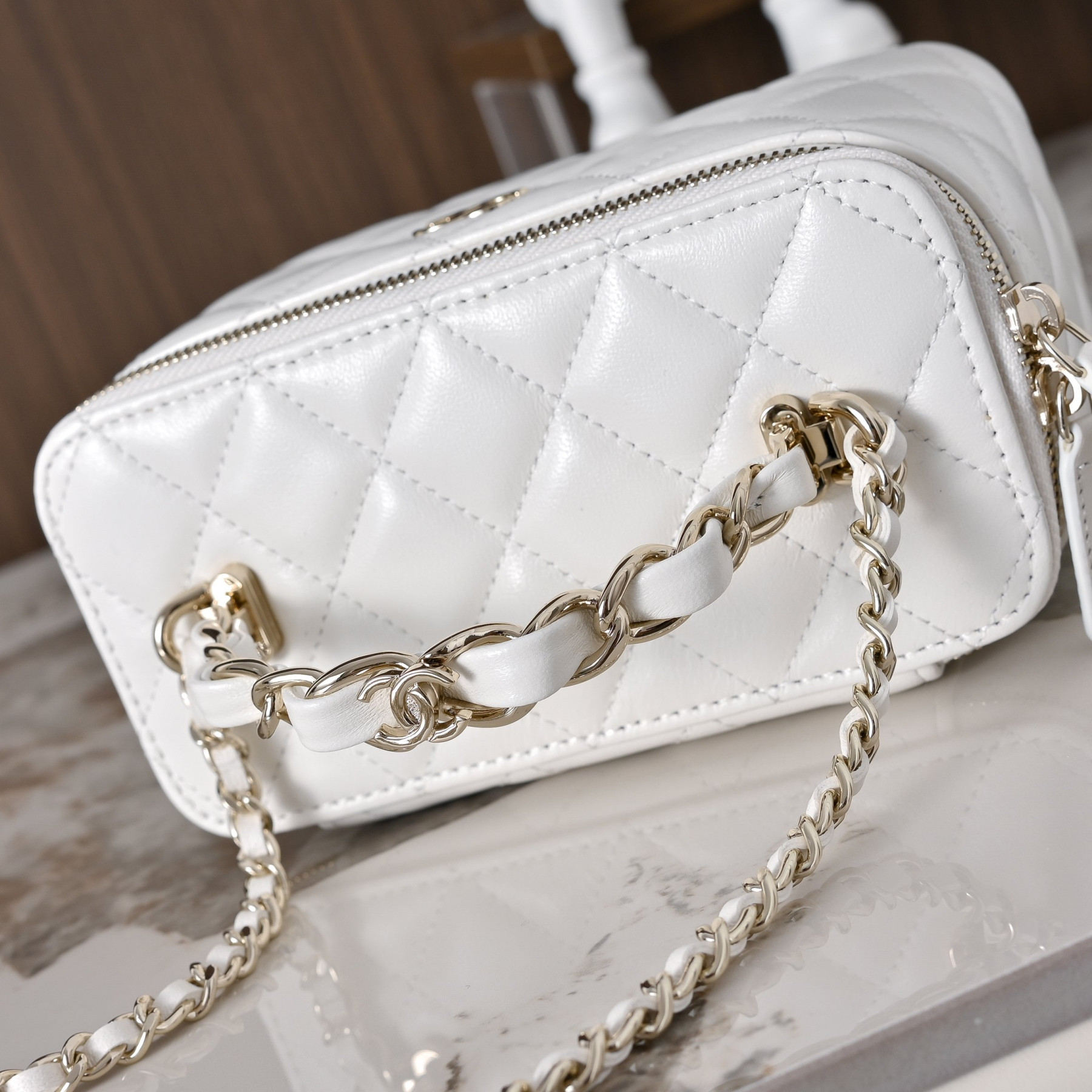 Ch**el vanity with chain 9.5x17x8cm