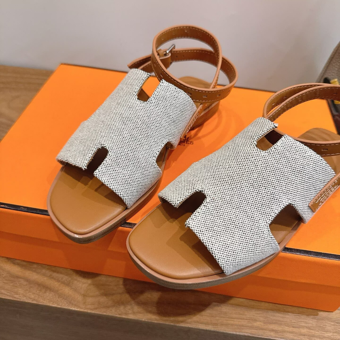 ua H**me5 maya sandal
