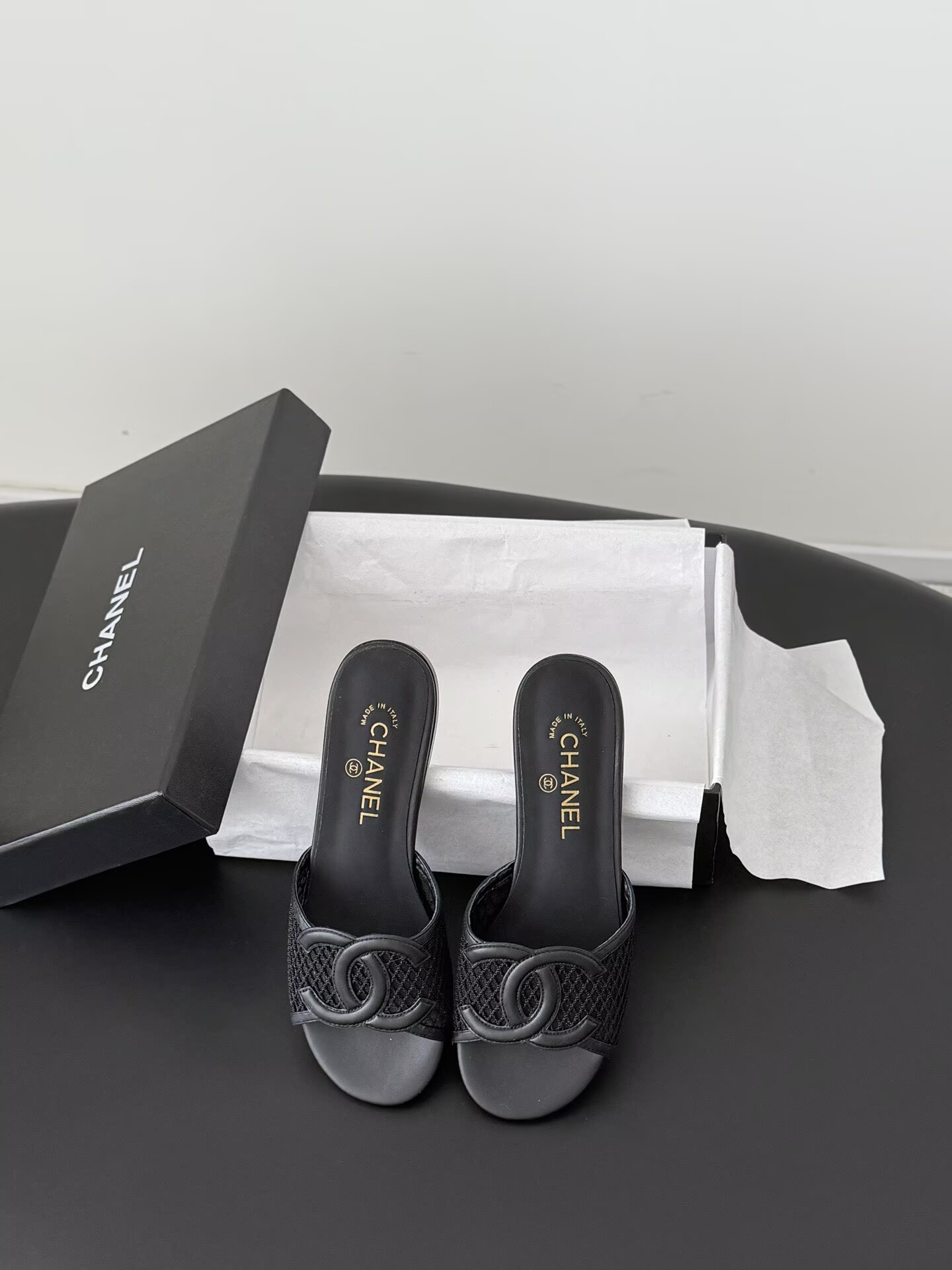 ua Ch**el sandals