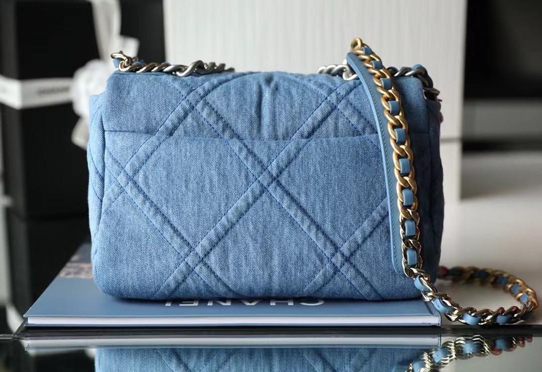 ch**el De*1m quilted medium 19 bag 30cm