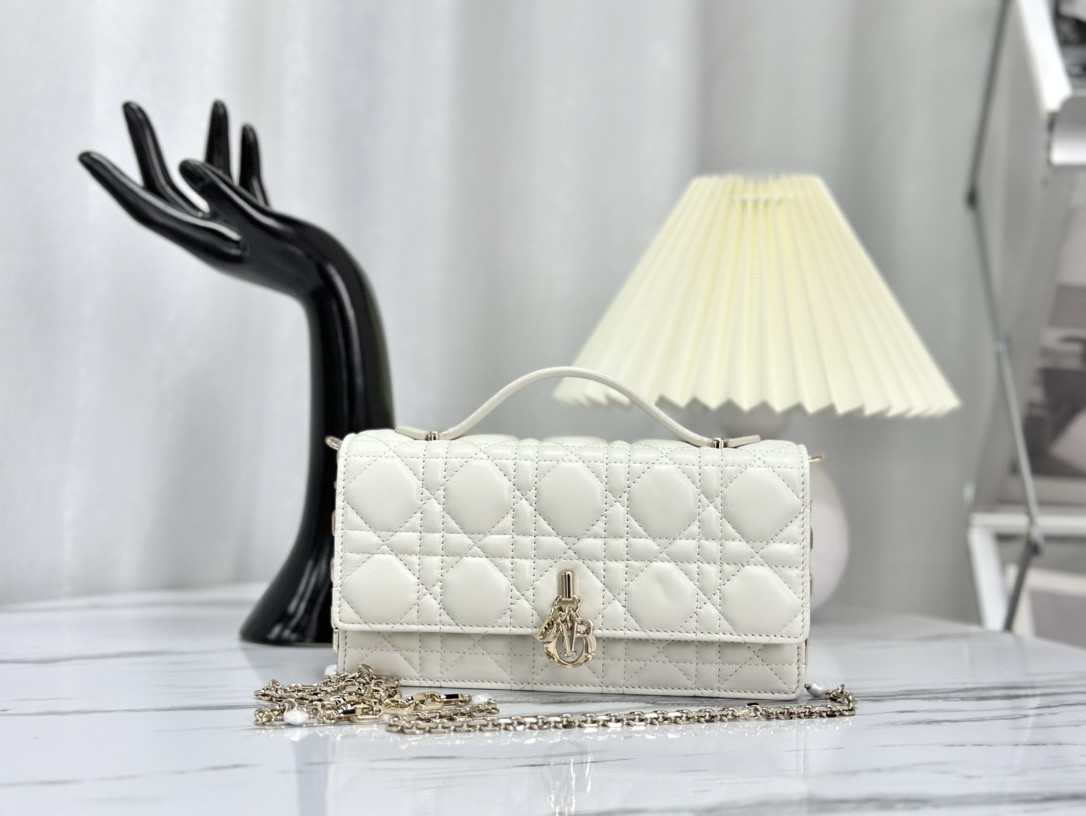MISS D10r MINI BAG Latte Cannage Lambskin S0980ONMJ_M030 21 x 11.5 x 4.5 cm