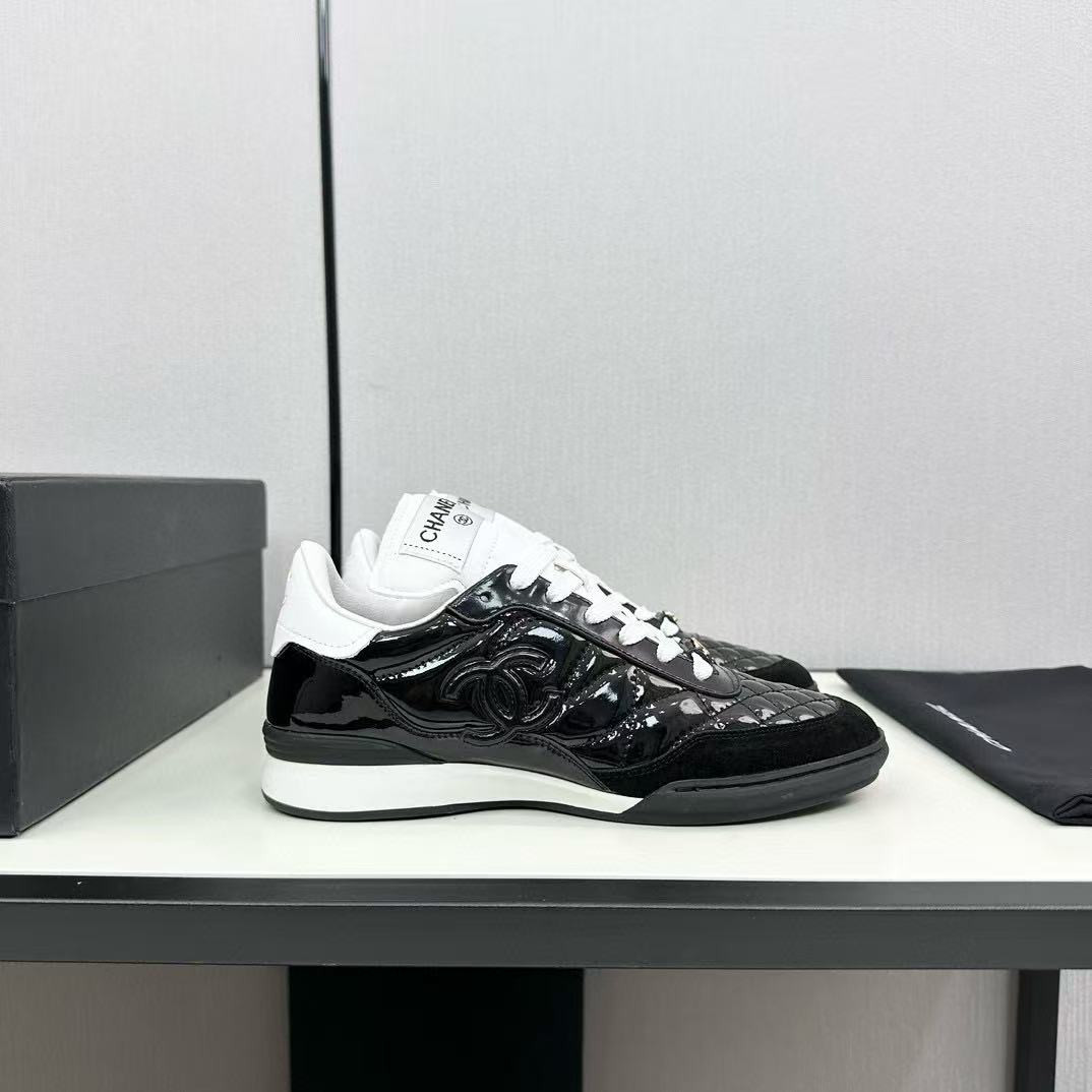 UA Ch**el SNEAKER