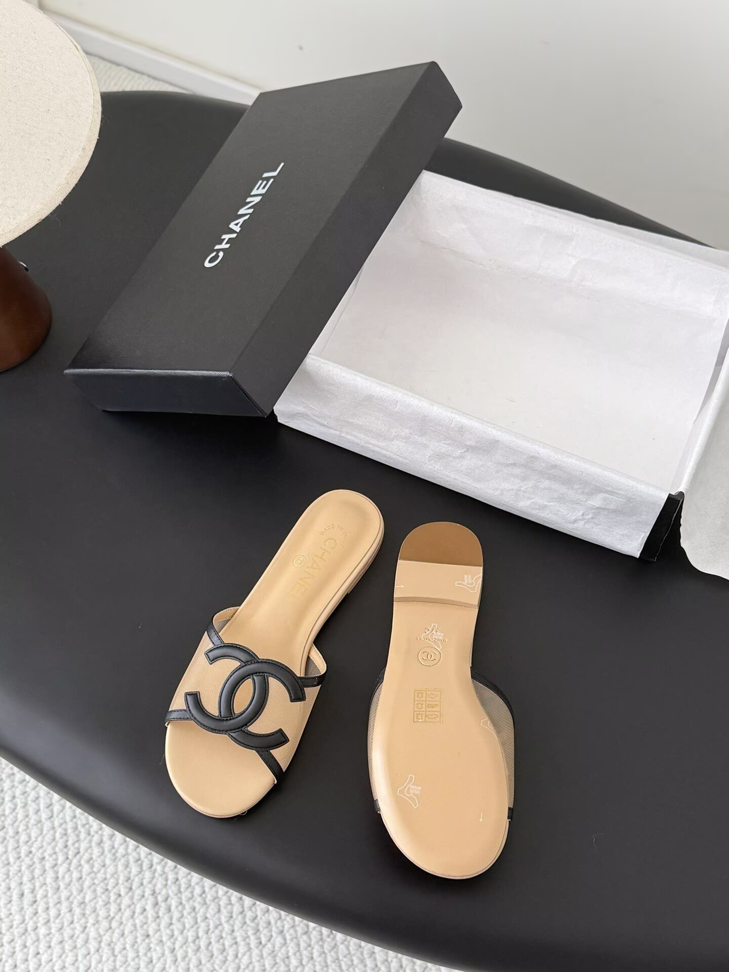 ua Ch**el sandals