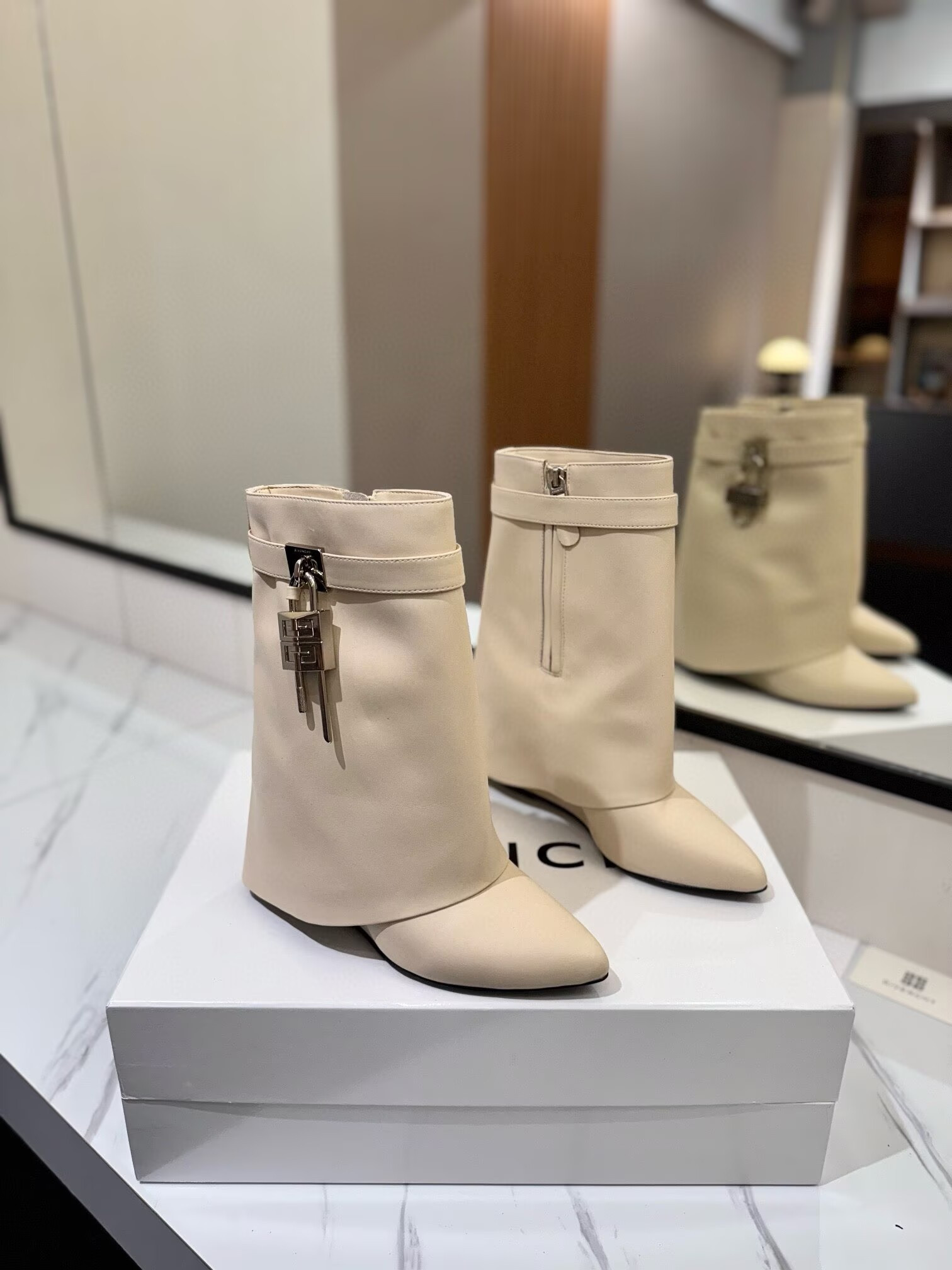 ua G1uenchy boots