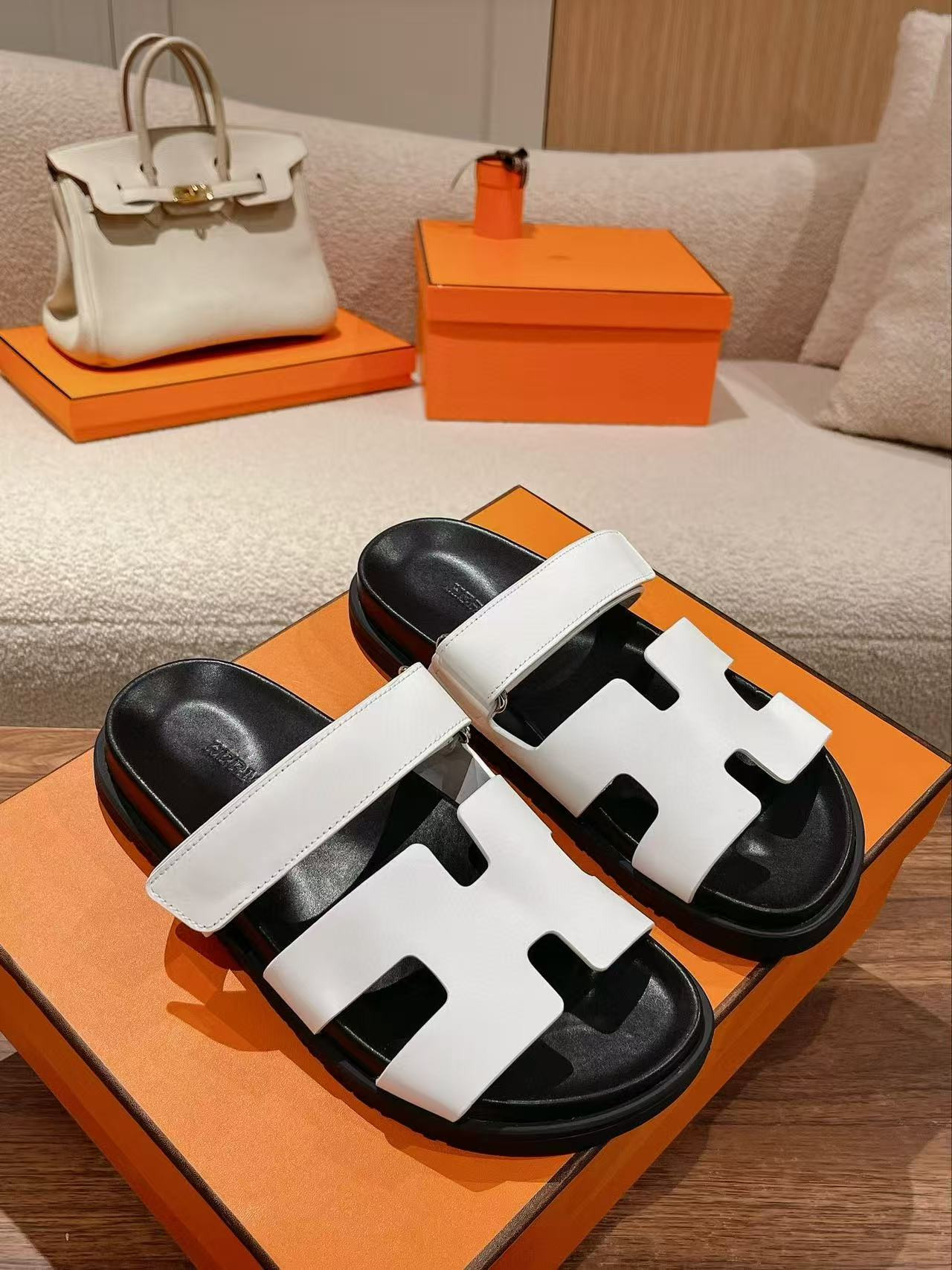 UA H**me5 Chypre Sandal