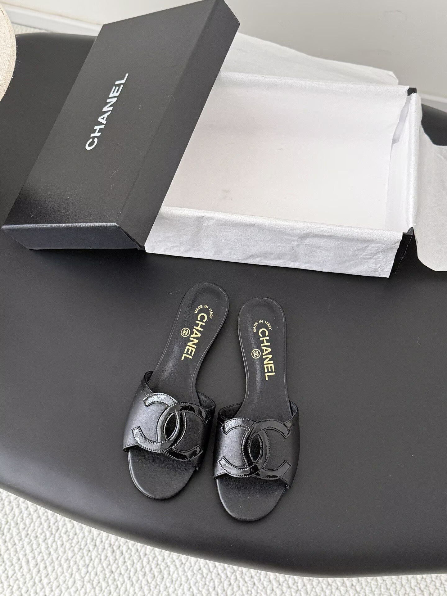 ua Ch**el sandals