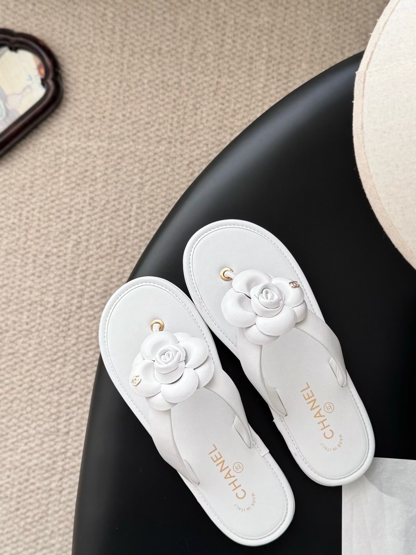 ua Ch**el thongs slides