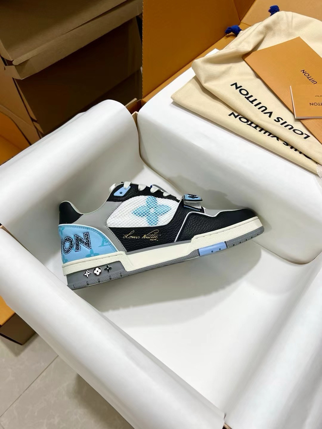 UA L0vis Vvtt0n LV Trainer Blue Grey Black