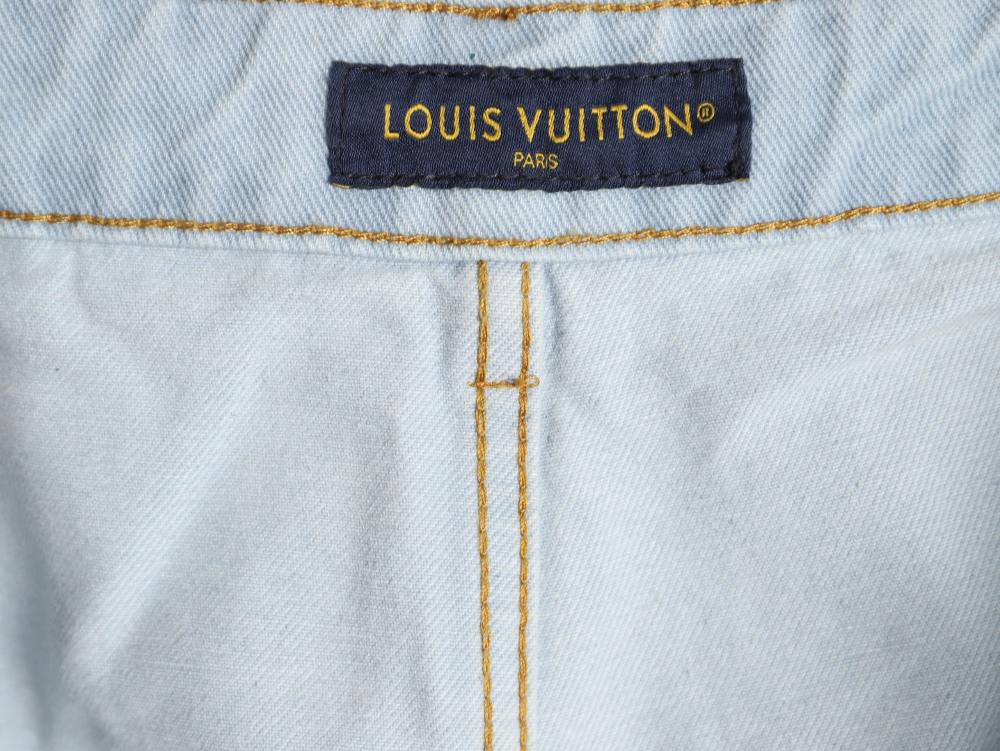l0vis Vvtt0n shorts