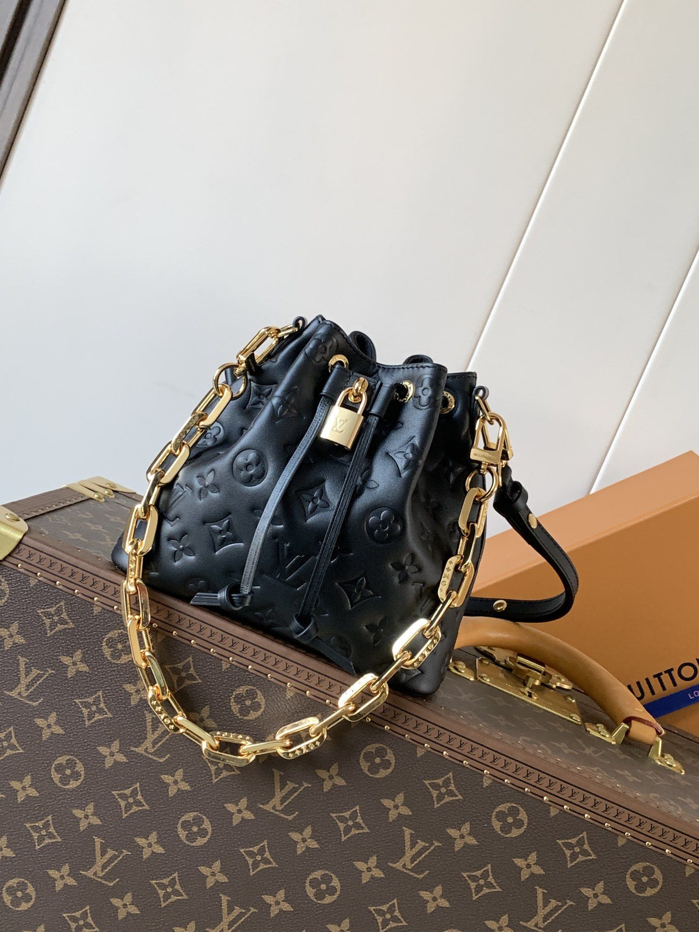 LV Coussin Bucket M26216 20x10x20cm