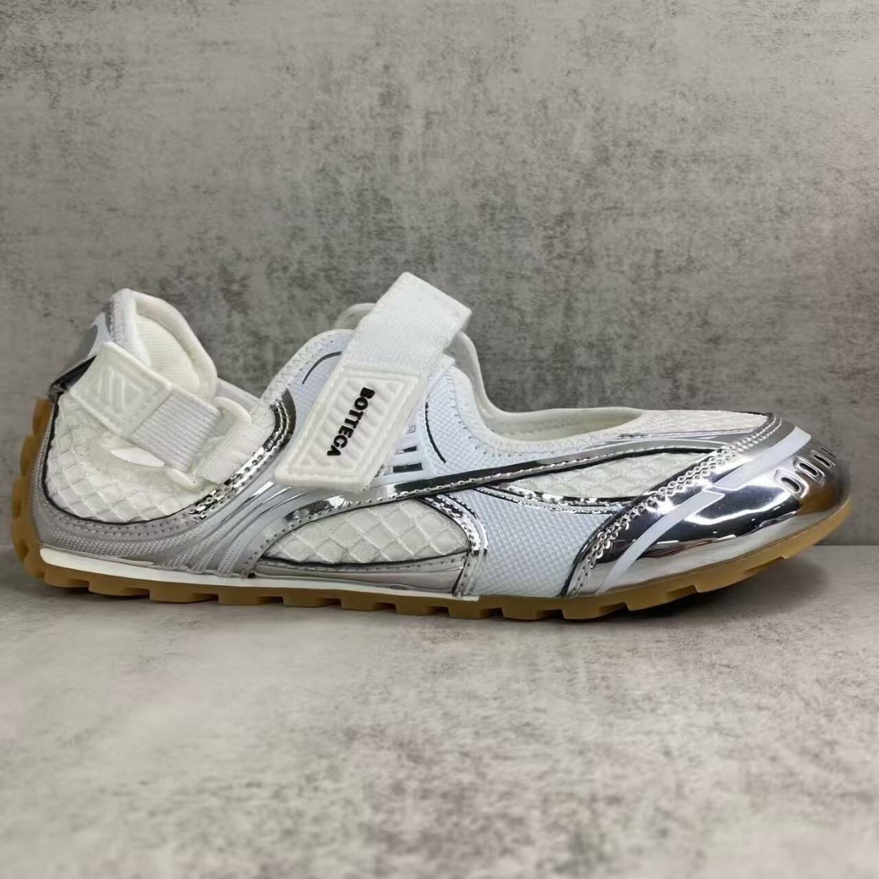 ua b0tt*ga Ven*ta orbit flash mary-jane sneaker