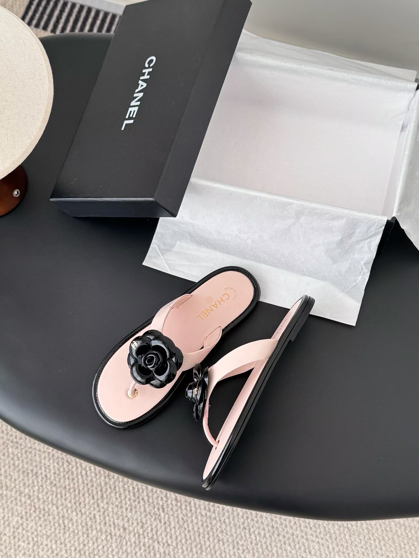ua Ch**el thongs slides
