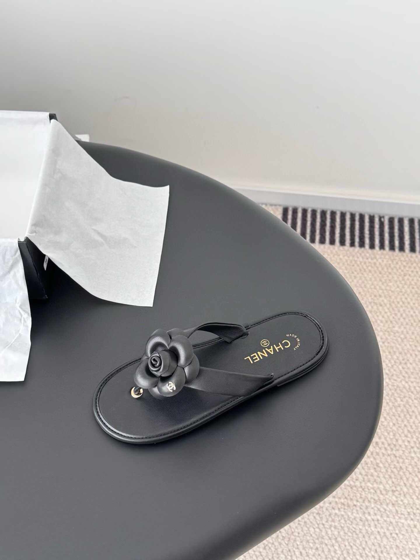 ua Ch**el thongs slides