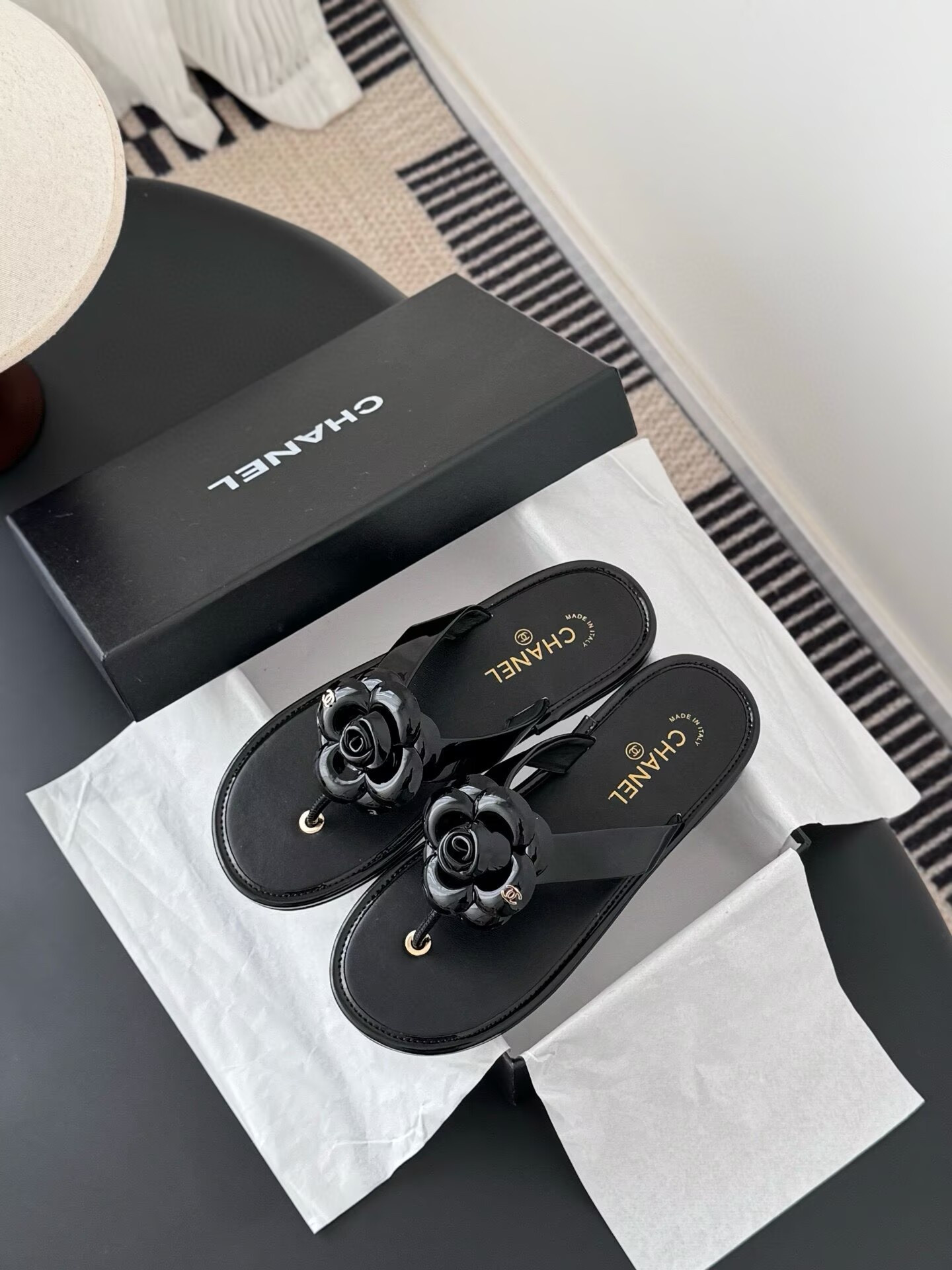 ua Ch**el thongs slides