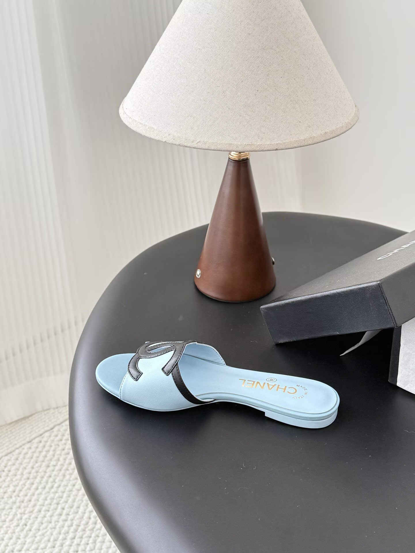 ua Ch**el sandals
