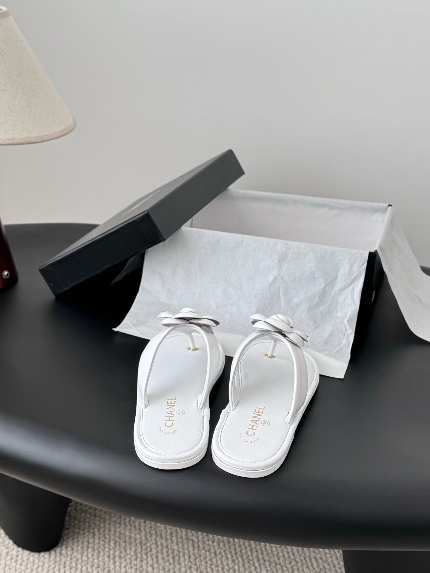 ua Ch**el thongs slides