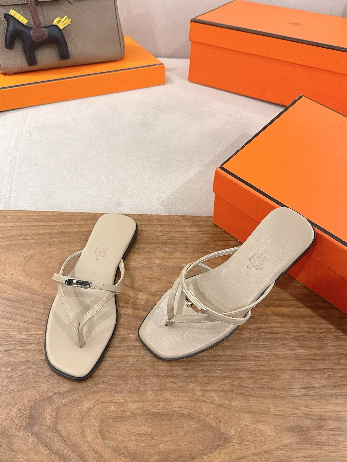 ua H**me5 miss sandals