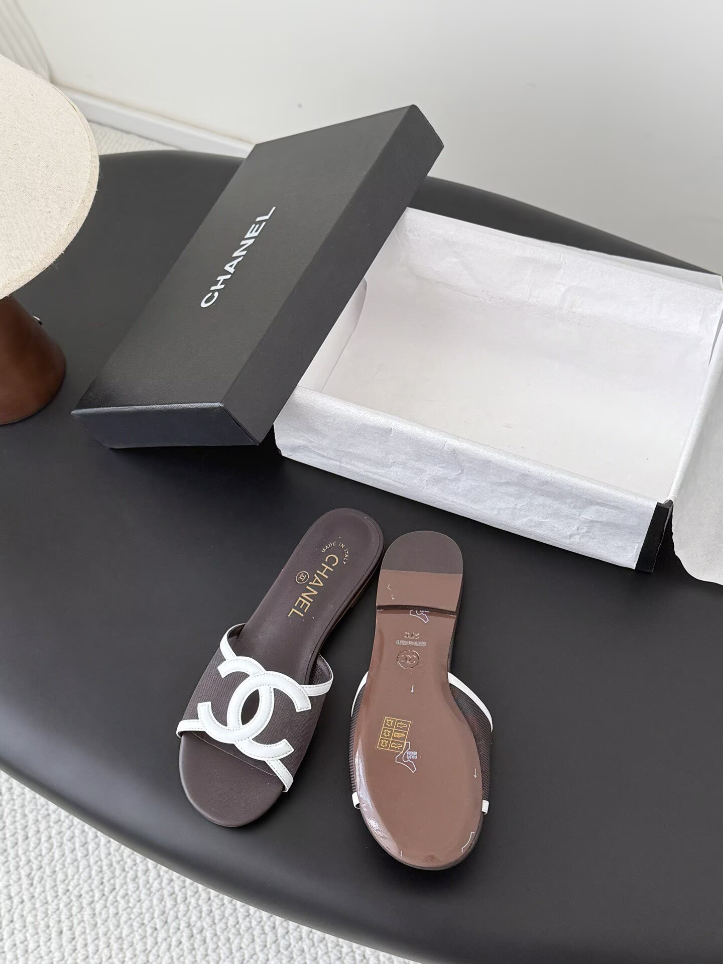 ua Ch**el sandals