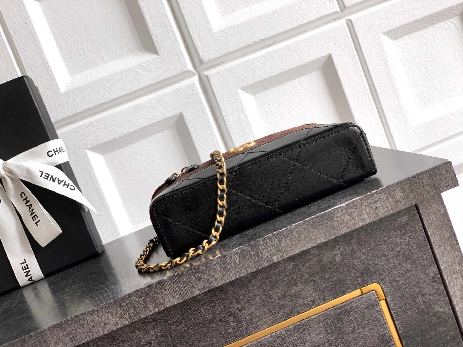 Ch**el vanity with chain ap5186 17x19.5x5cm