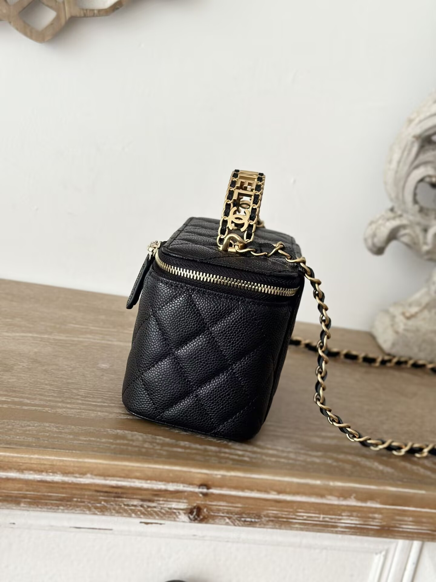 Ch**el vanity with chain 9.5x17x8cm
