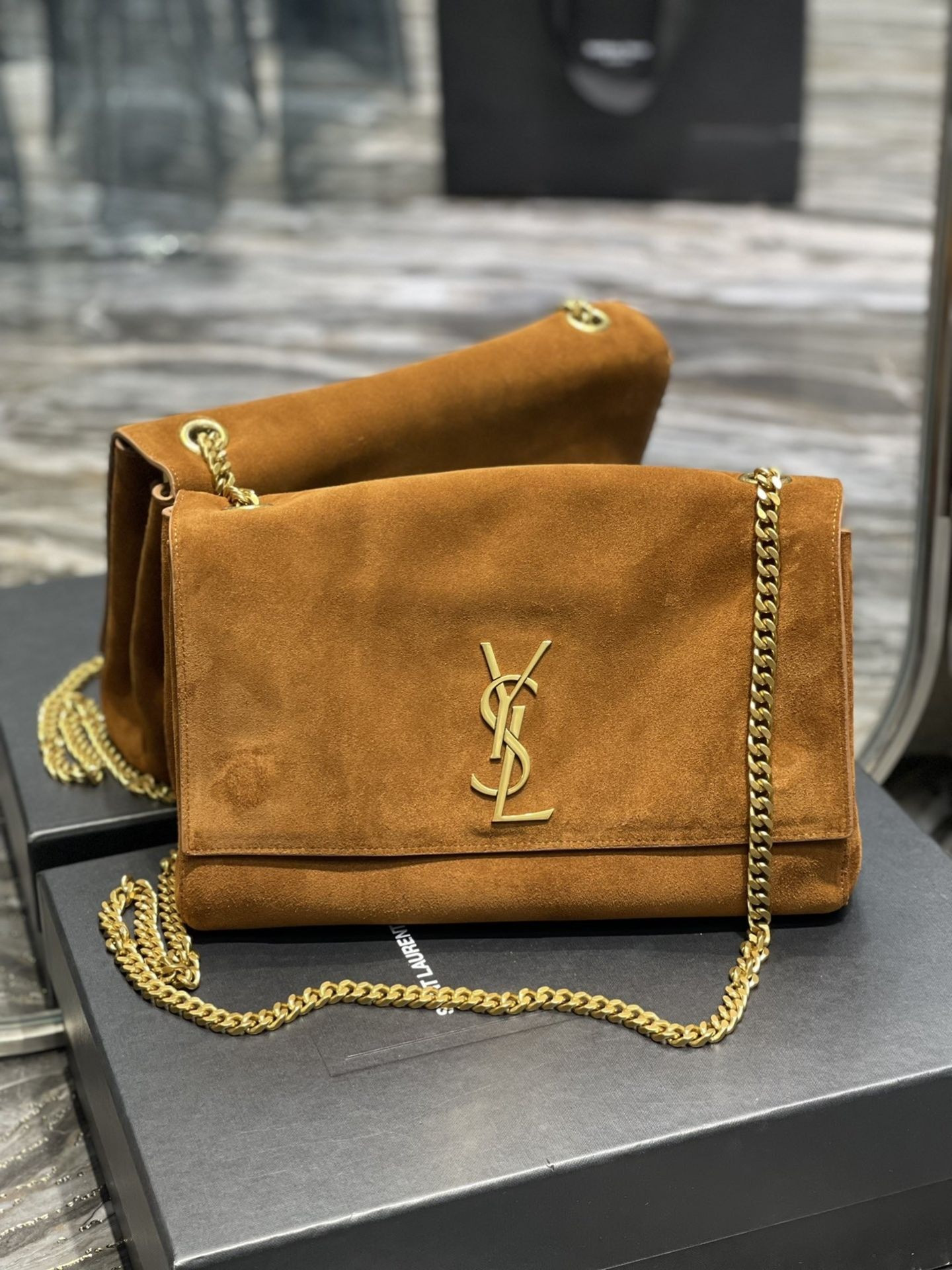 Y51 Kate Reversible Suede and Leather Shoulder Bag 28.5x20x6cm