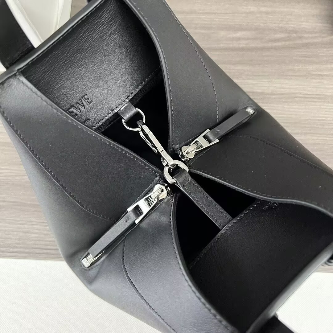 L0ew* Compact Hammock bag in classic calfskin 20.8x14.4x19.5cm