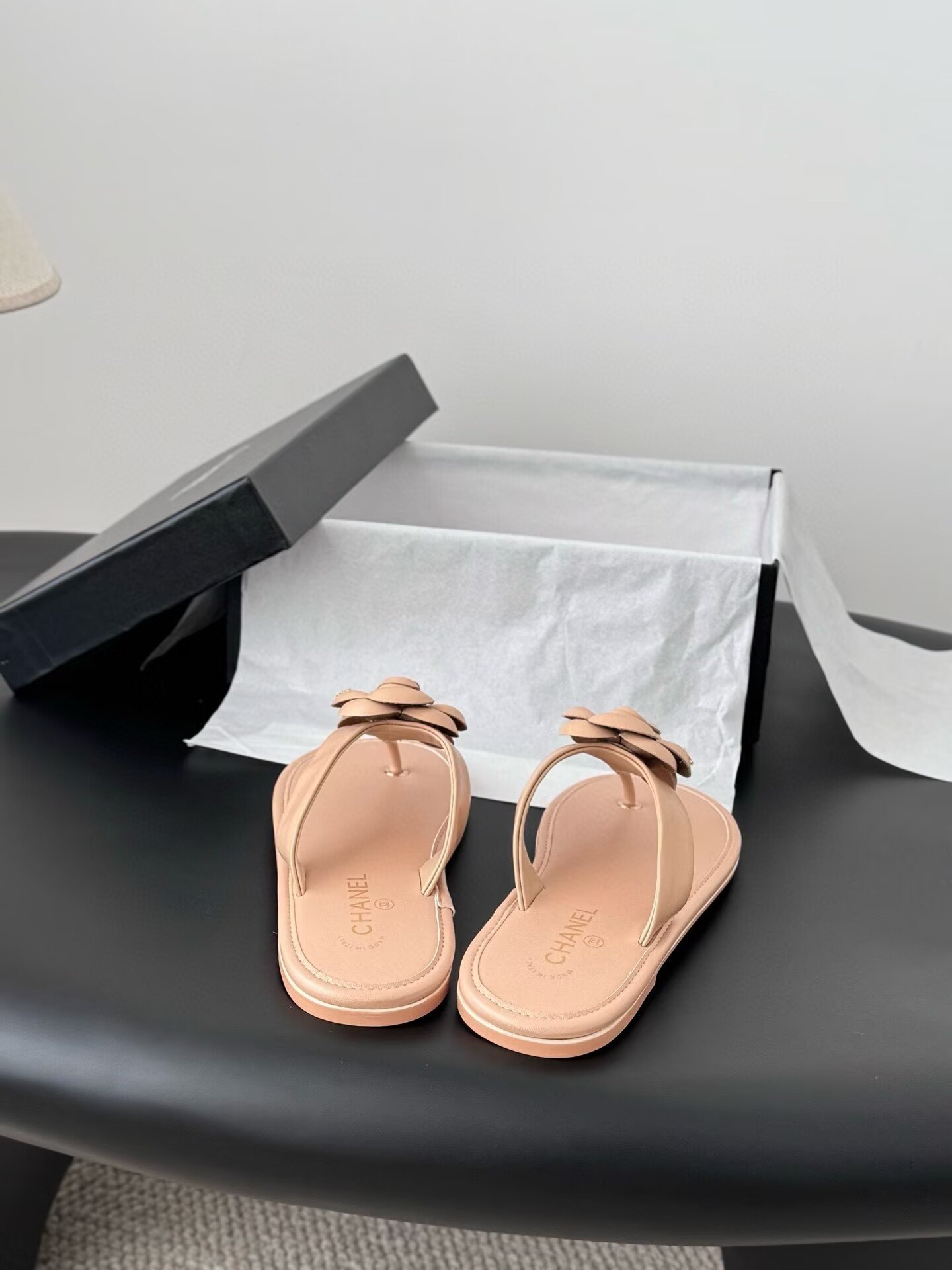 ua Ch**el thongs slides