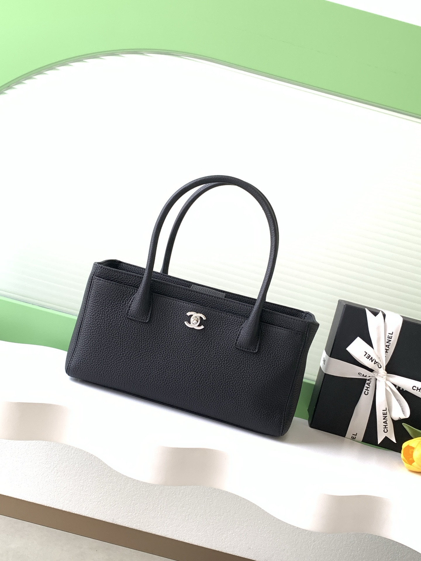 Ch**el executive cerf tote 32x17.5x13cm