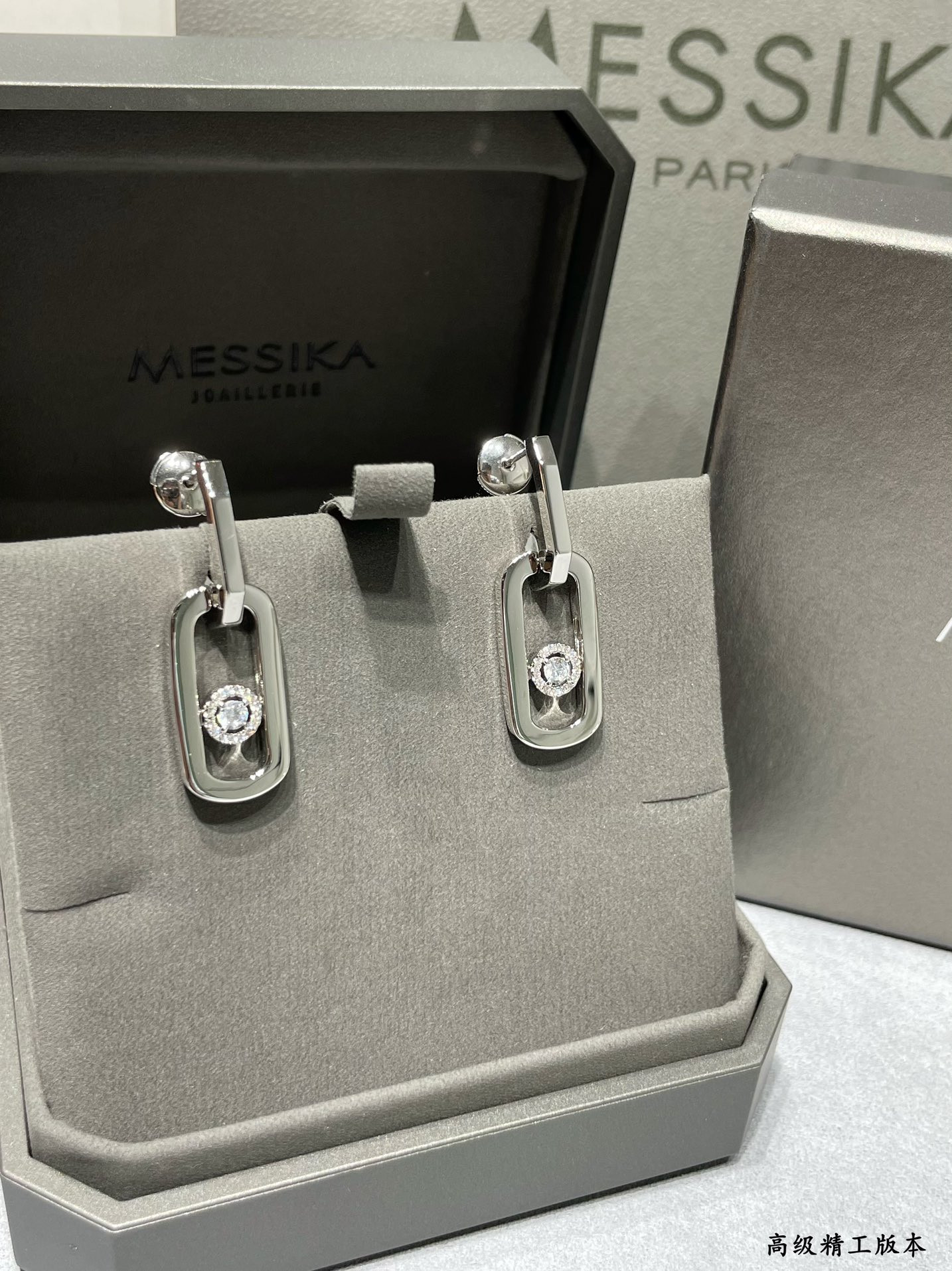 Mes1kaa large single d1am0nd moving stud earrings