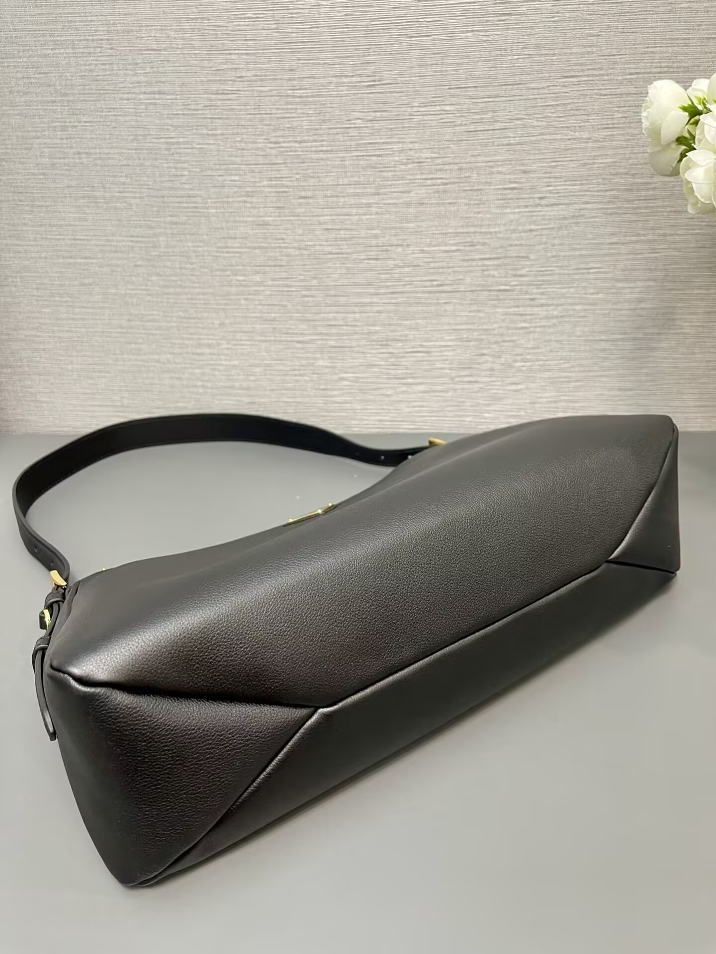 Pra*a Aimée large leather shoulder bag 39x23x12cm