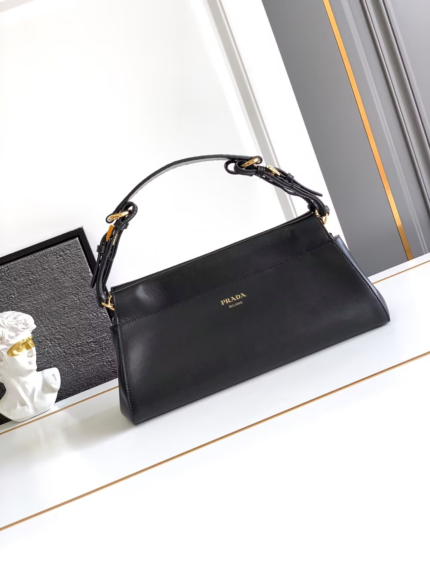 Pra*a Enchaîné Medium Leather Bag 15.5x32.5x11cm