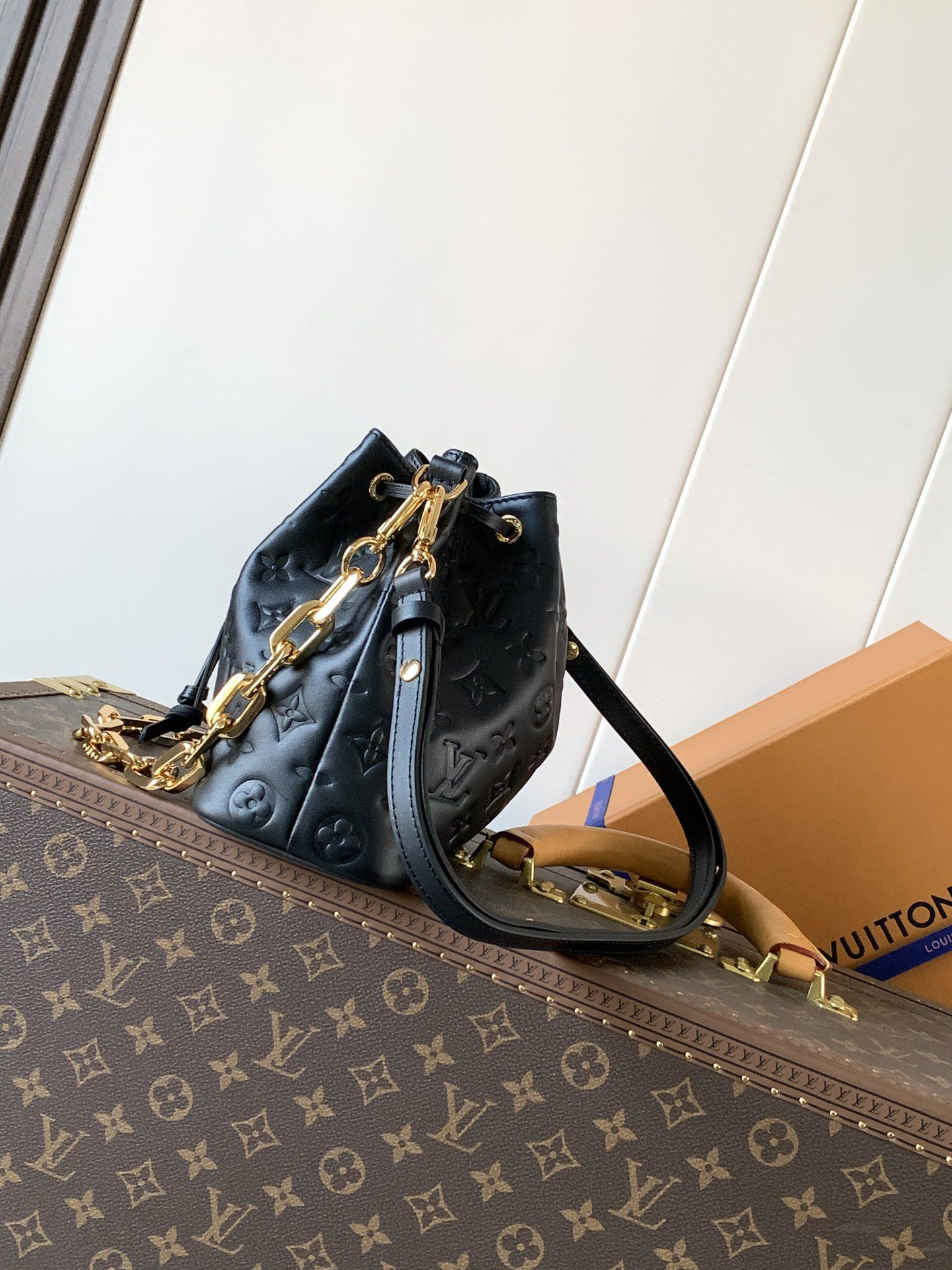 LV Coussin Bucket M26216 20x10x20cm