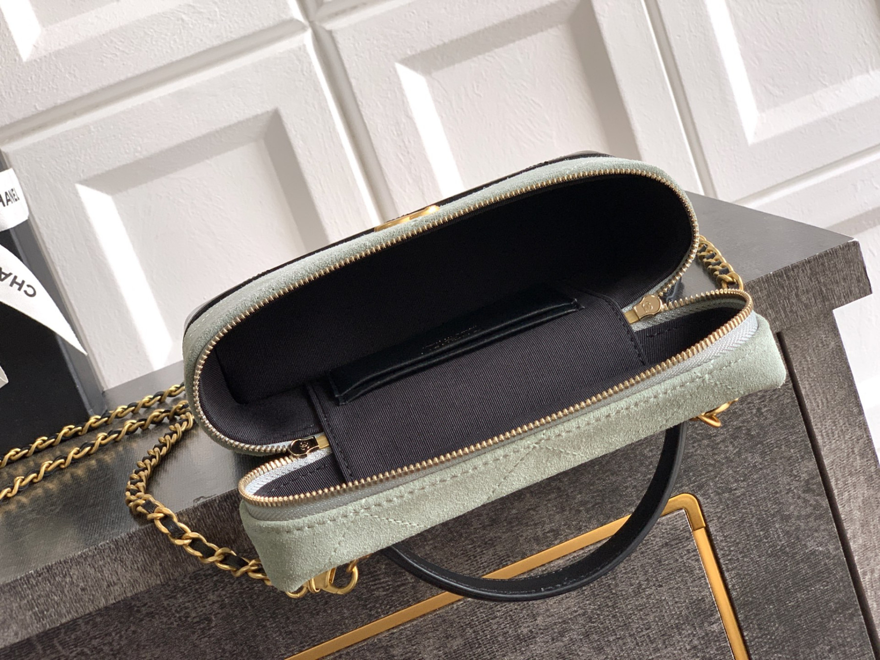 Ch**el vanity with chain ap5186 17x19.5x5cm