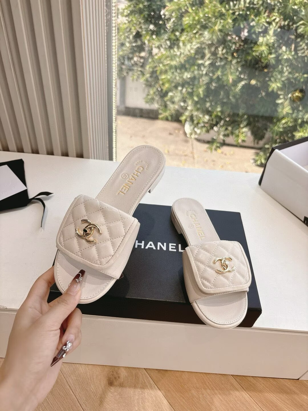ua Ch**el slippers
