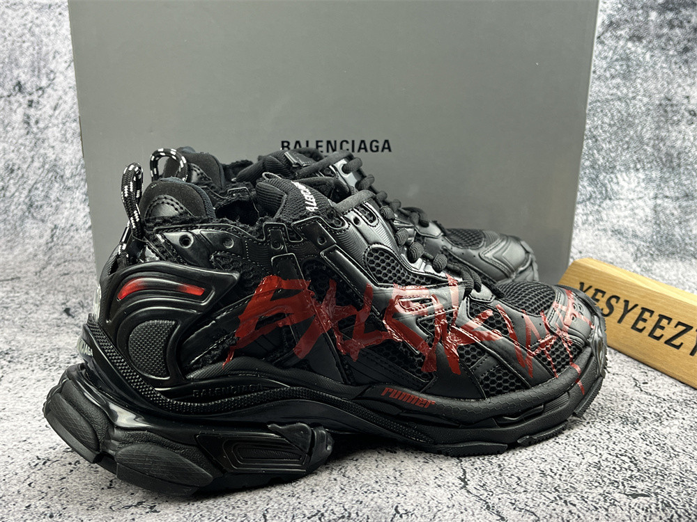 UA RUNNER GRAFFITI SNEAKER IN BLACK
