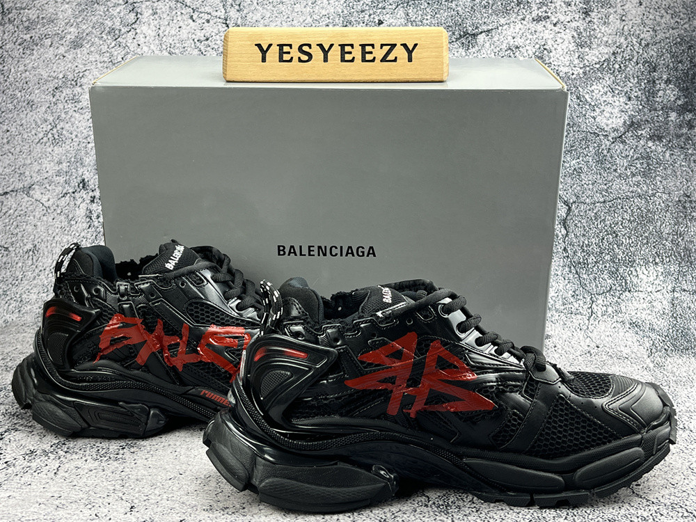 UA RUNNER GRAFFITI SNEAKER IN BLACK